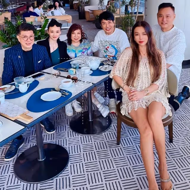 71歲港星上海賣燒鵝粉成富商,久違現身狀態好,小21歲嬌妻很貌美