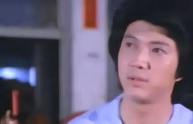 71歲港星上海賣燒鵝粉成富商,久違現身狀態好,小21歲嬌妻很貌美