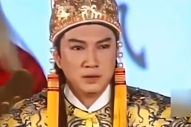 71歲港星上海賣燒鵝粉成富商,久違現身狀態好,小21歲嬌妻很貌美