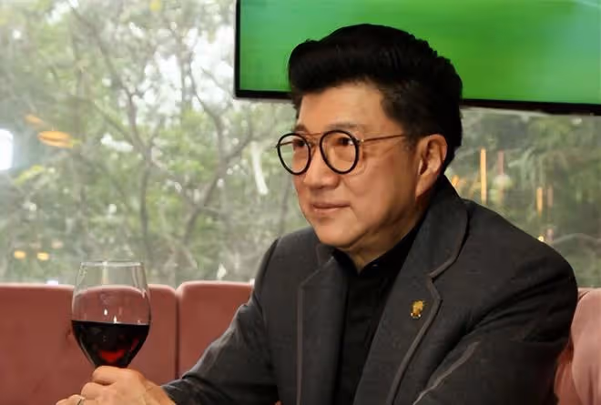 71歲港星上海賣燒鵝粉成富商,久違現身狀態好,小21歲嬌妻很貌美