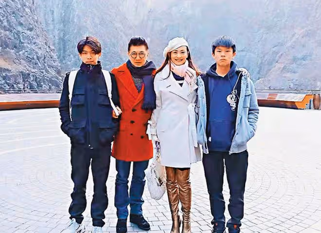 71歲港星上海賣燒鵝粉成富商,久違現身狀態好,小21歲嬌妻很貌美