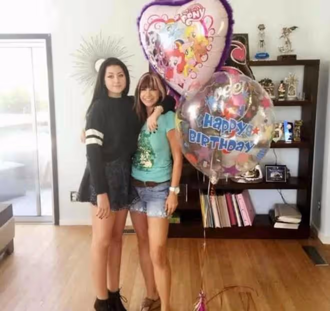 66歲羅芙洛罕曬母女合影,為女兒慶24歲生日,愛女戴鼻環身材出眾
