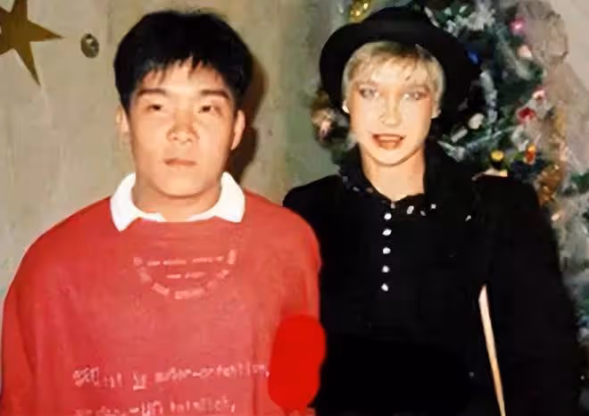66歲羅芙洛罕曬母女合影,為女兒慶24歲生日,愛女戴鼻環身材出眾
