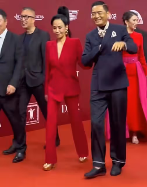 周潤發攜富婆妻子走紅毯,64歲發嫂身材苗條氣質好,無兒女仍恩愛