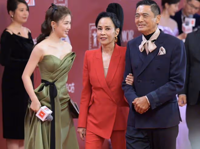 周潤發攜富婆妻子走紅毯,64歲發嫂身材苗條氣質好,無兒女仍恩愛