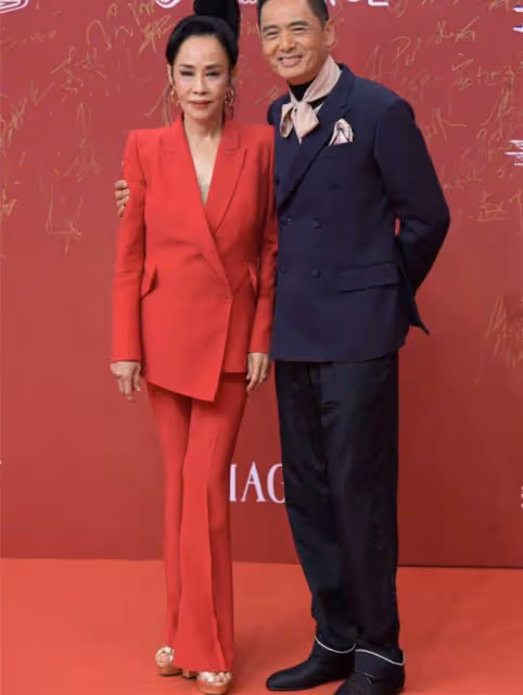 周潤發攜富婆妻子走紅毯,64歲發嫂身材苗條氣質好,無兒女仍恩愛