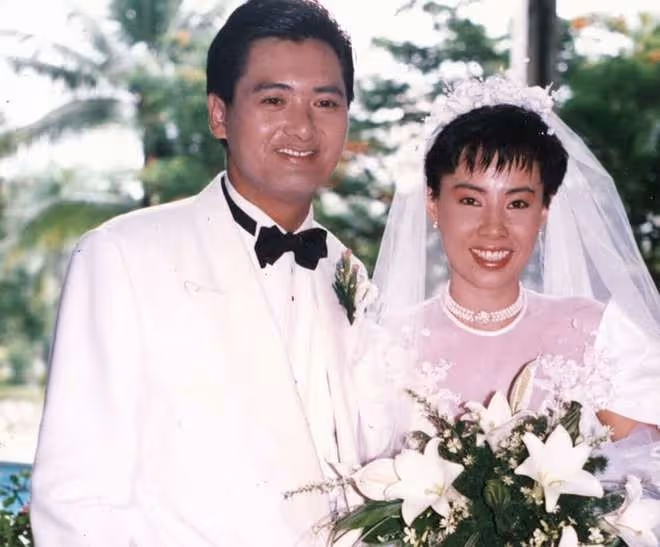 周潤發攜富婆妻子走紅毯,64歲發嫂身材苗條氣質好,無兒女仍恩愛
