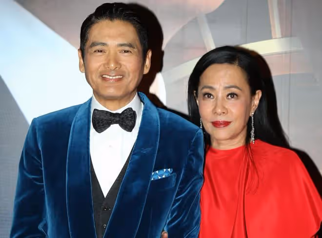 周潤發攜富婆妻子走紅毯,64歲發嫂身材苗條氣質好,無兒女仍恩愛