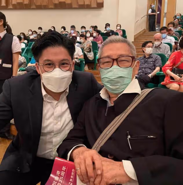 吳鎮宇父子探望劉兆銘,91歲老戲骨滿頭白髮精神好,稱仍想再演戲