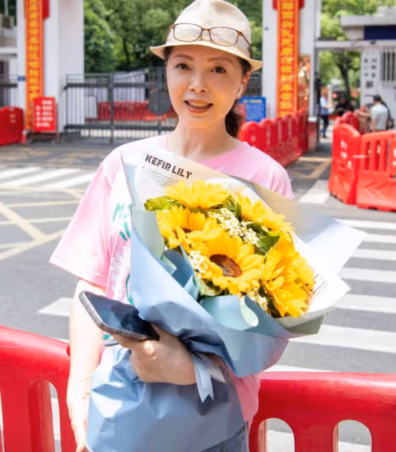 主持人仇曉高考現場接兒子,嫁富商54歲仍貌美,17歲愛子高大靦腆