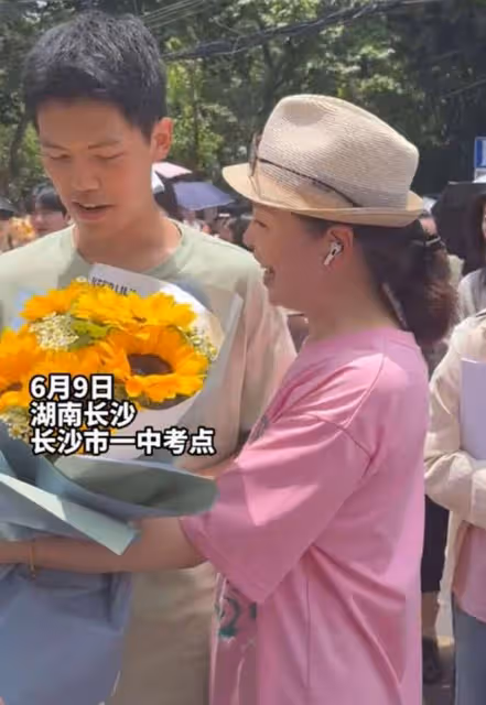 主持人仇曉高考現場接兒子,嫁富商54歲仍貌美,17歲愛子高大靦腆