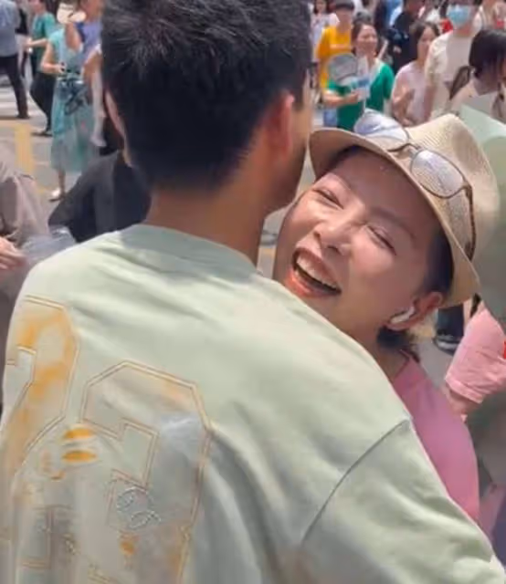 主持人仇曉高考現場接兒子,嫁富商54歲仍貌美,17歲愛子高大靦腆