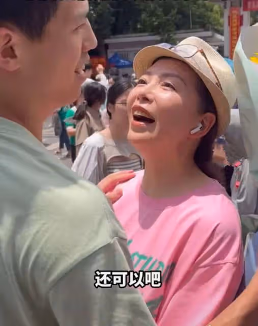 主持人仇曉高考現場接兒子,嫁富商54歲仍貌美,17歲愛子高大靦腆