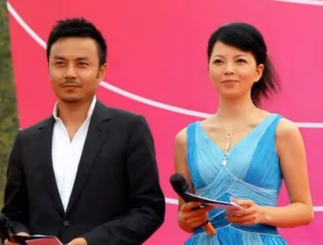 主持人仇曉高考現場接兒子,嫁富商54歲仍貌美,17歲愛子高大靦腆