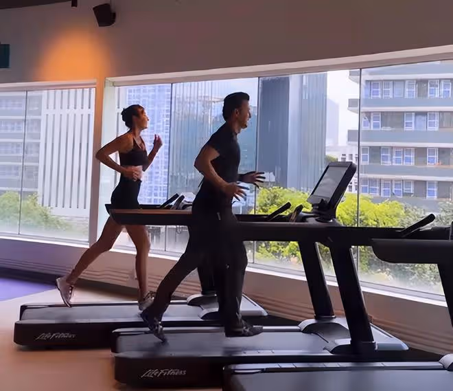 王敏德3兄弟近照曝光!大哥肚腩搶鏡三弟滿頭白髮,二哥仍有型