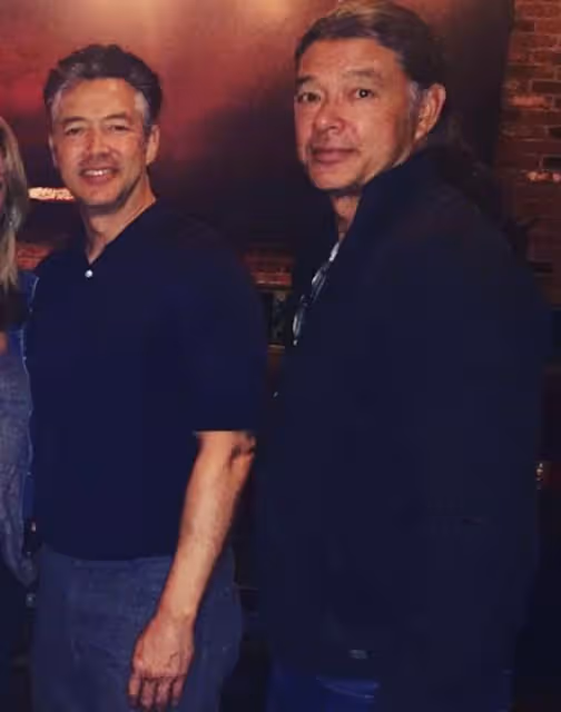王敏德3兄弟近照曝光!大哥肚腩搶鏡三弟滿頭白髮,二哥仍有型
