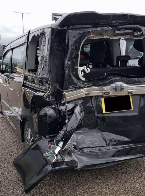 知名歌手送兒子遭遇4車連環相撞!車尾凹陷玻璃全碎,父子均受傷