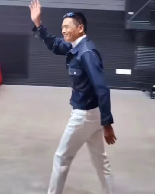 68歲周潤發終於營業!滿頭白髮染黑很有型,現身上海自稱是許文強