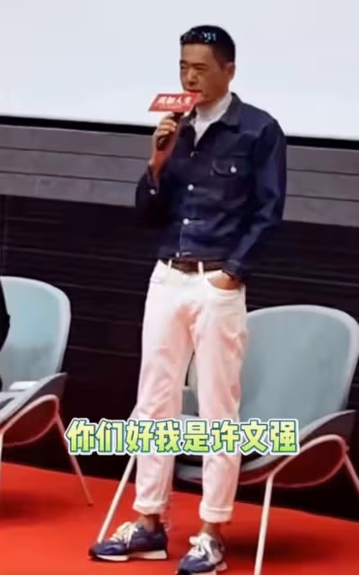 68歲周潤發終於營業!滿頭白髮染黑很有型,現身上海自稱是許文強