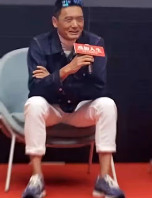 68歲周潤發終於營業!滿頭白髮染黑很有型,現身上海自稱是許文強