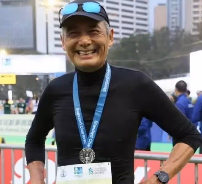68歲周潤發終於營業!滿頭白髮染黑很有型,現身上海自稱是許文強