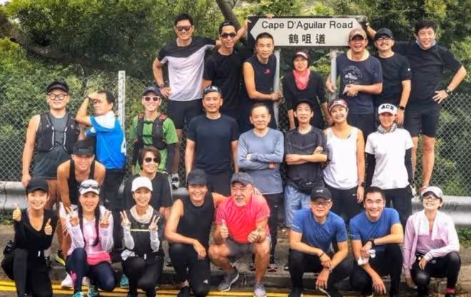 68歲周潤發終於營業!滿頭白髮染黑很有型,現身上海自稱是許文強