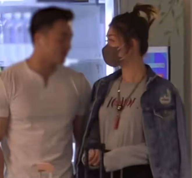39歲富婆李彩樺戀情曝光!與壯男摟抱很甜蜜,男方被曝是健身教練