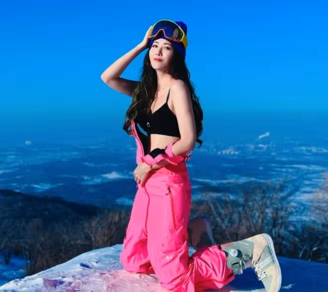 39歲富婆李彩樺戀情曝光!與壯男摟抱很甜蜜,男方被曝是健身教練