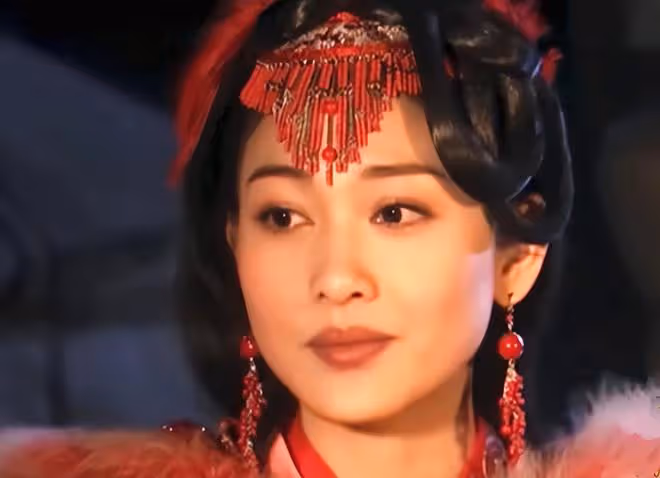 39歲富婆李彩樺戀情曝光!與壯男摟抱很甜蜜,男方被曝是健身教練