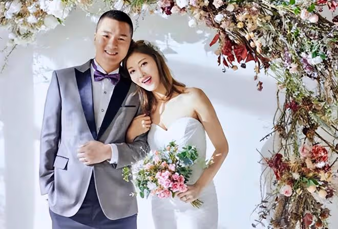 39歲富婆李彩樺戀情曝光!與壯男摟抱很甜蜜,男方被曝是健身教練