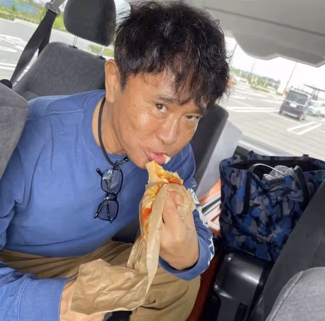 又傳醜聞!59歲綜藝天王「偷吃小35歲嫩妹」,女方爆一見面「他當場感動哭了」:還塞大把鈔票給我