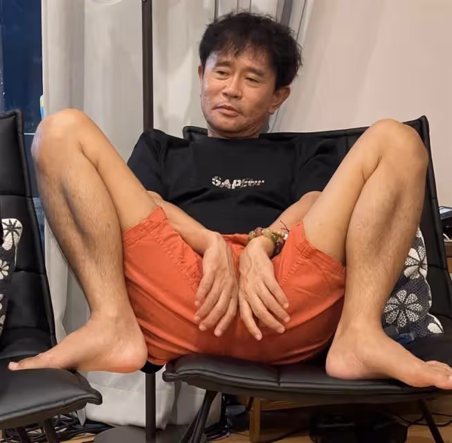 又傳醜聞!59歲綜藝天王「偷吃小35歲嫩妹」,女方爆一見面「他當場感動哭了」:還塞大把鈔票給我
