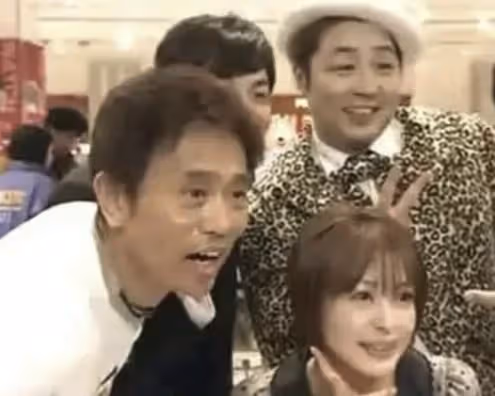 又傳醜聞!59歲綜藝天王「偷吃小35歲嫩妹」,女方爆一見面「他當場感動哭了」:還塞大把鈔票給我
