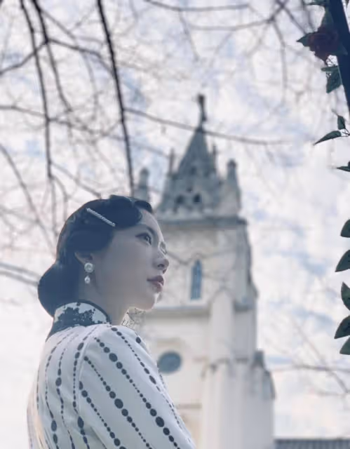 亞洲第一美女克拉拉禮裙大開衩，秀出一雙美腿，神秘老公從不露面