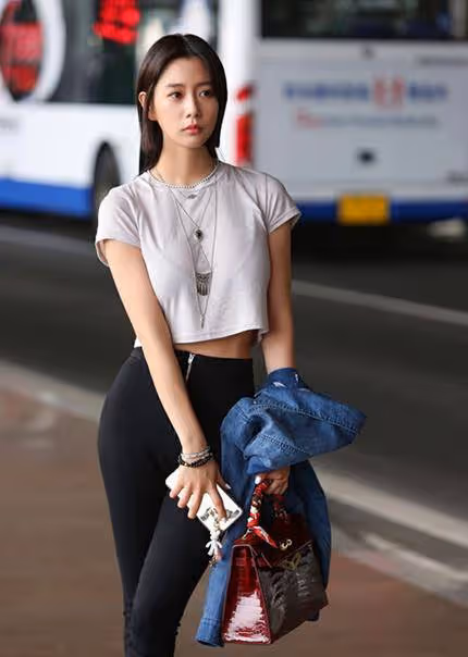 亞洲第一美女克拉拉禮裙大開衩，秀出一雙美腿，神秘老公從不露面