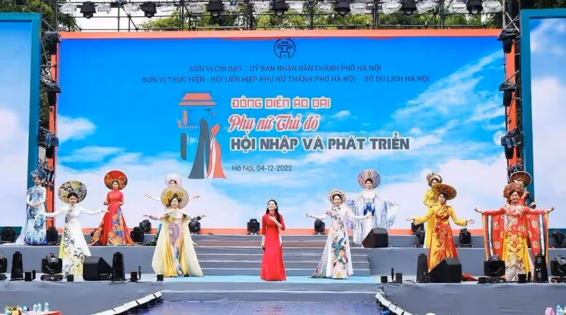 國外河內上百女大學生身穿奧黛 街頭走秀光芒四射