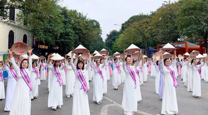 國外河內上百女大學生身穿奧黛 街頭走秀光芒四射