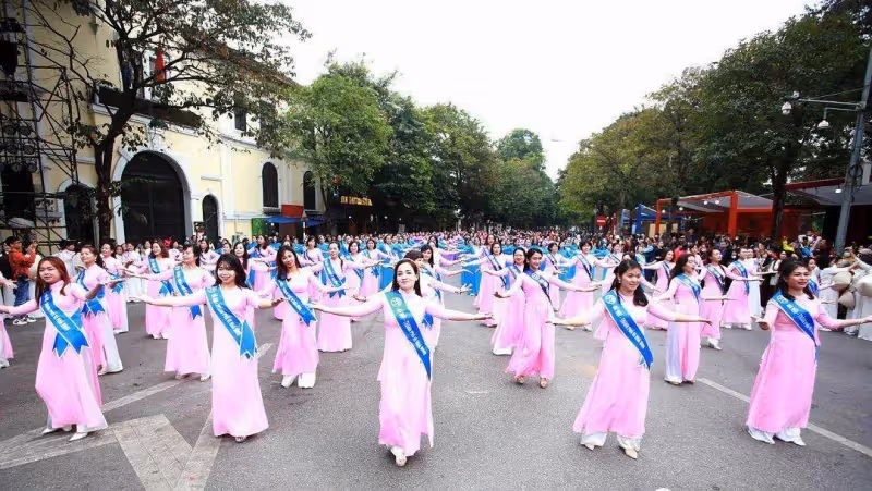國外河內上百女大學生身穿奧黛 街頭走秀光芒四射