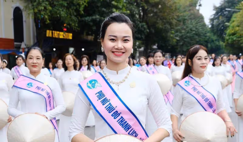 國外河內上百女大學生身穿奧黛 街頭走秀光芒四射