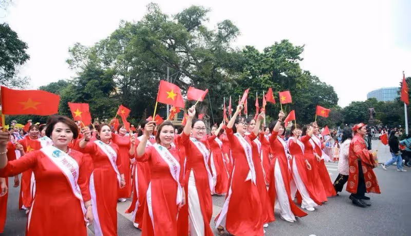 國外河內上百女大學生身穿奧黛 街頭走秀光芒四射