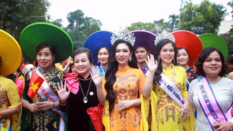 國外河內上百女大學生身穿奧黛 街頭走秀光芒四射