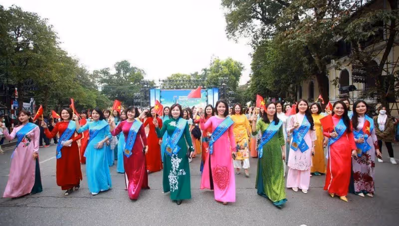國外河內上百女大學生身穿奧黛 街頭走秀光芒四射
