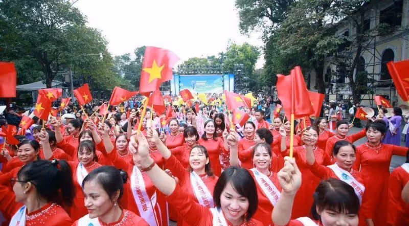 國外河內上百女大學生身穿奧黛 街頭走秀光芒四射