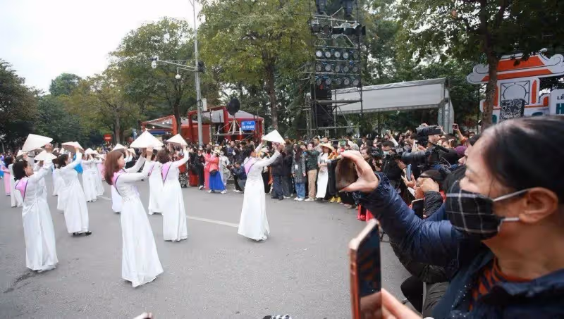 國外河內上百女大學生身穿奧黛 街頭走秀光芒四射