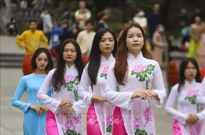國外河內上百女大學生身穿奧黛 街頭走秀光芒四射