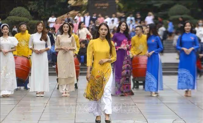 國外河內上百女大學生身穿奧黛 街頭走秀光芒四射