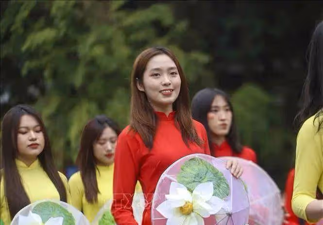 國外河內上百女大學生身穿奧黛 街頭走秀光芒四射