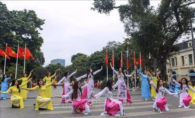 國外河內上百女大學生身穿奧黛 街頭走秀光芒四射