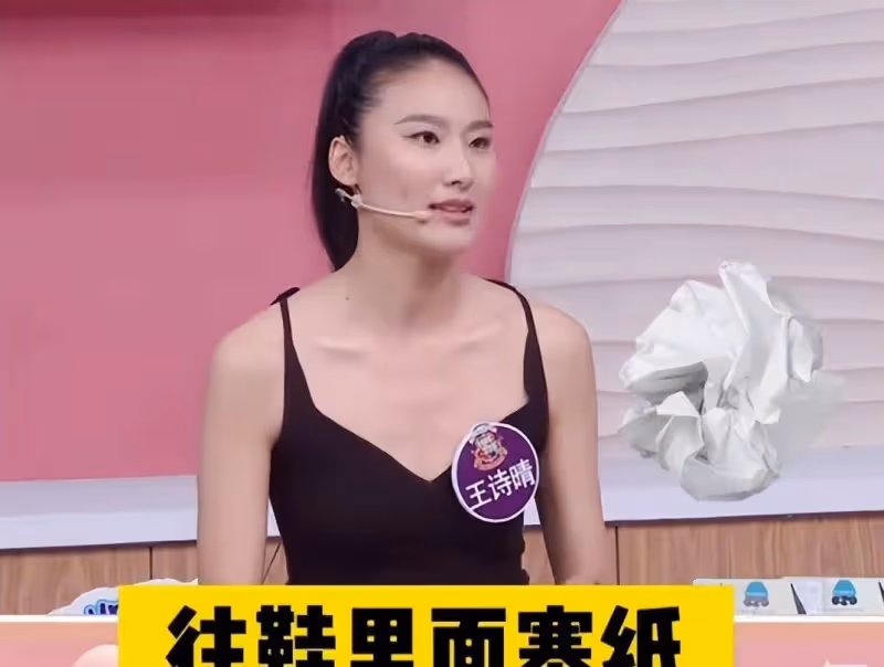 王詩晴7天走19場秀,跑道腳上貼520膠水:大不了撕掉皮