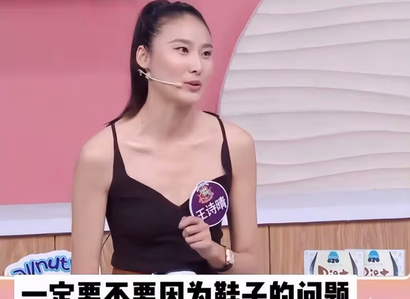 王詩晴7天走19場秀,跑道腳上貼520膠水:大不了撕掉皮